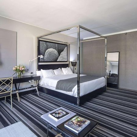 Wyndham Santiago Pettra Hotel Exterior photo A room at the Hotel Indigo Paris Montmartre