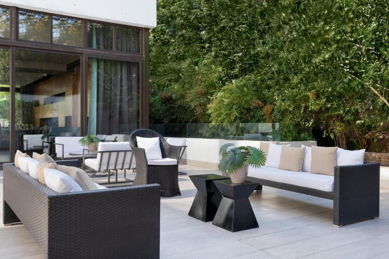 Wyndham Santiago Pettra Hotel Exterior photo Outdoor furniture