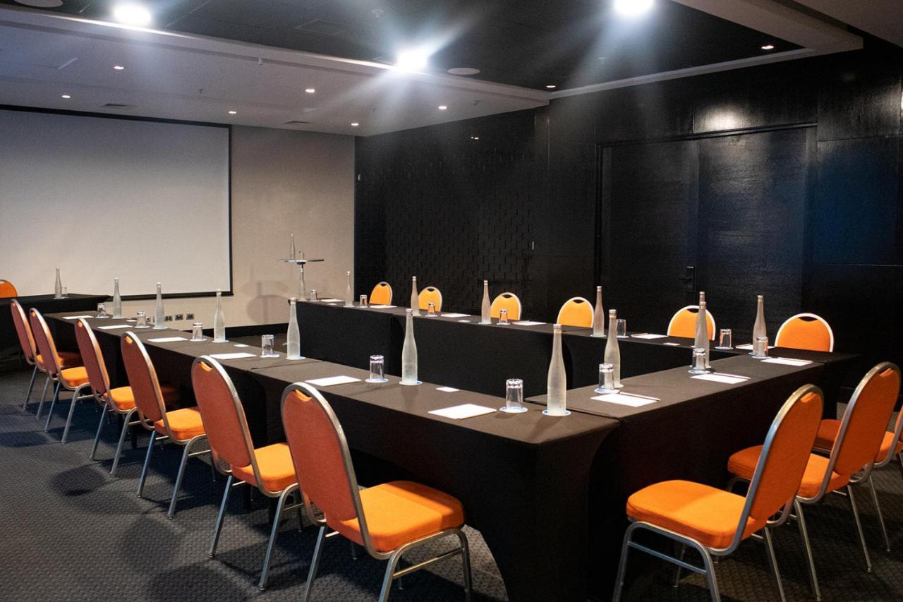 Wyndham Santiago Pettra Hotel Exterior photo Meeting room at the hotel