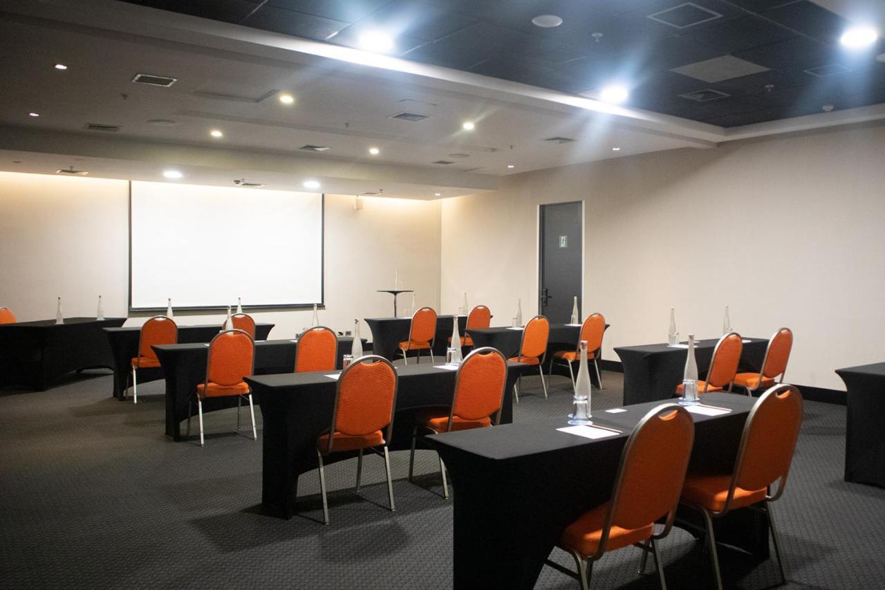 Wyndham Santiago Pettra Hotel Exterior photo Meeting room