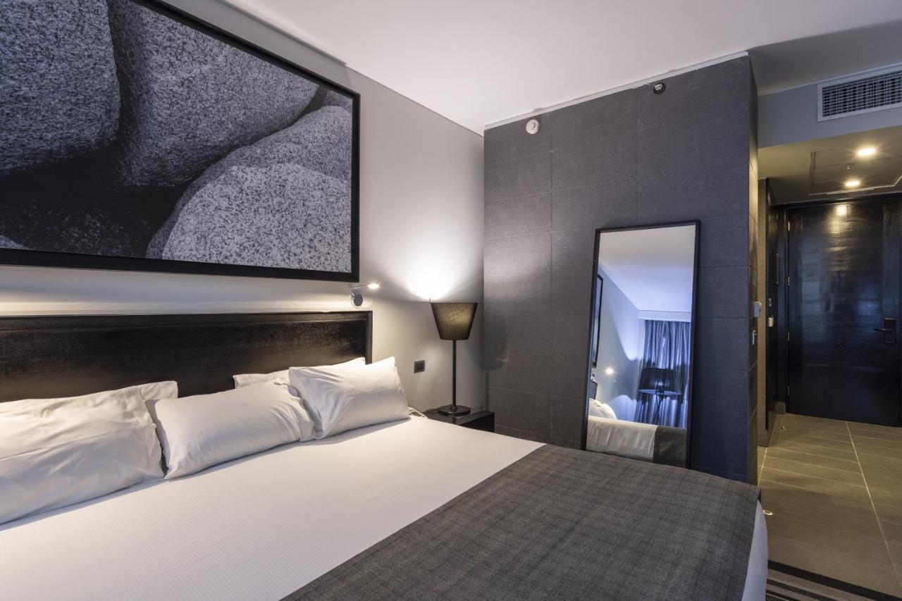 Wyndham Santiago Pettra Hotel Exterior photo A room at the hotel
