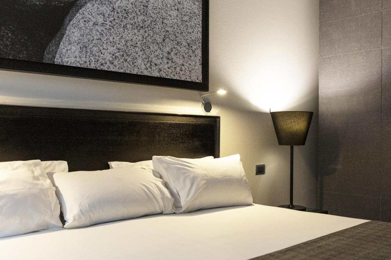 Wyndham Santiago Pettra Hotel Exterior photo A bed with pillows