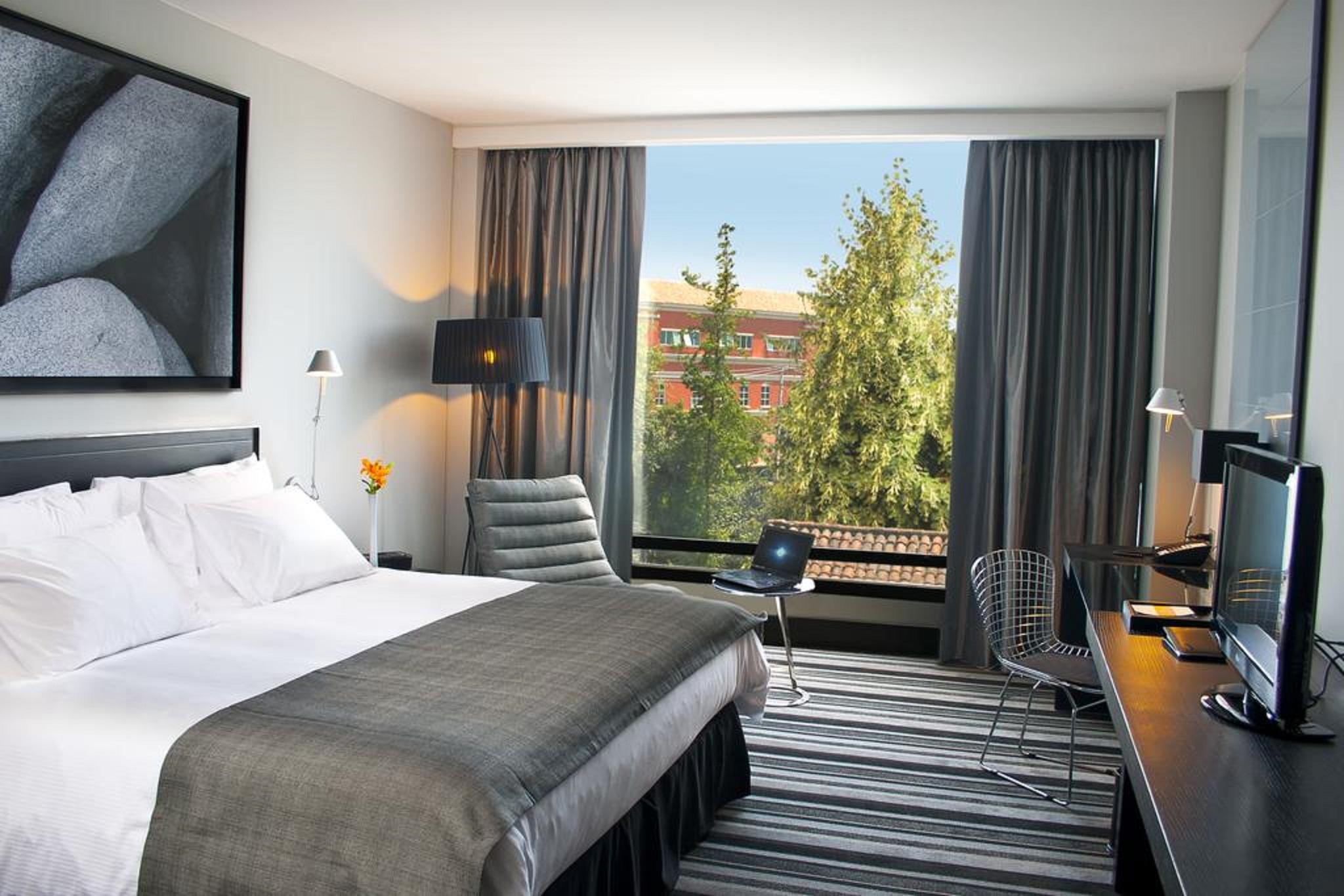 Wyndham Santiago Pettra Hotel Exterior photo A room at the hotel