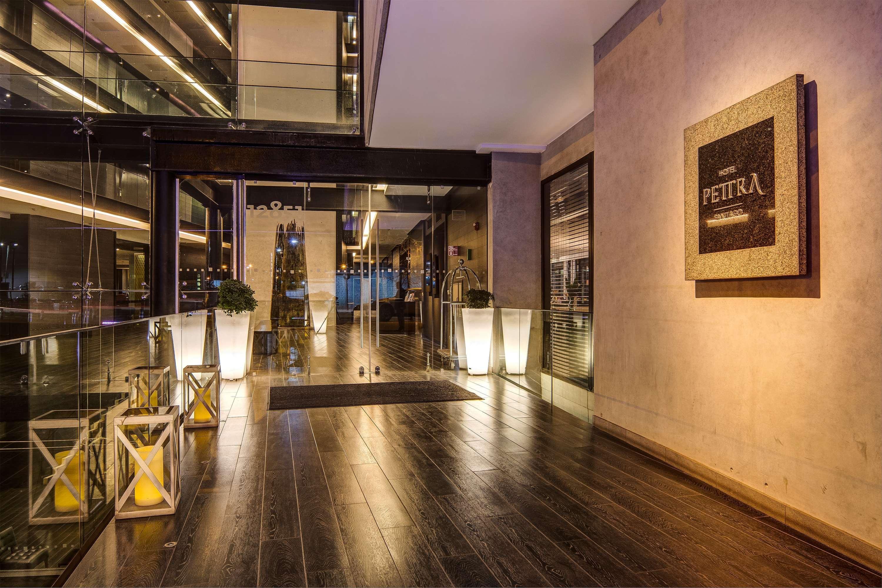 Wyndham Santiago Pettra Hotel Exterior photo Entrance to the hotel
