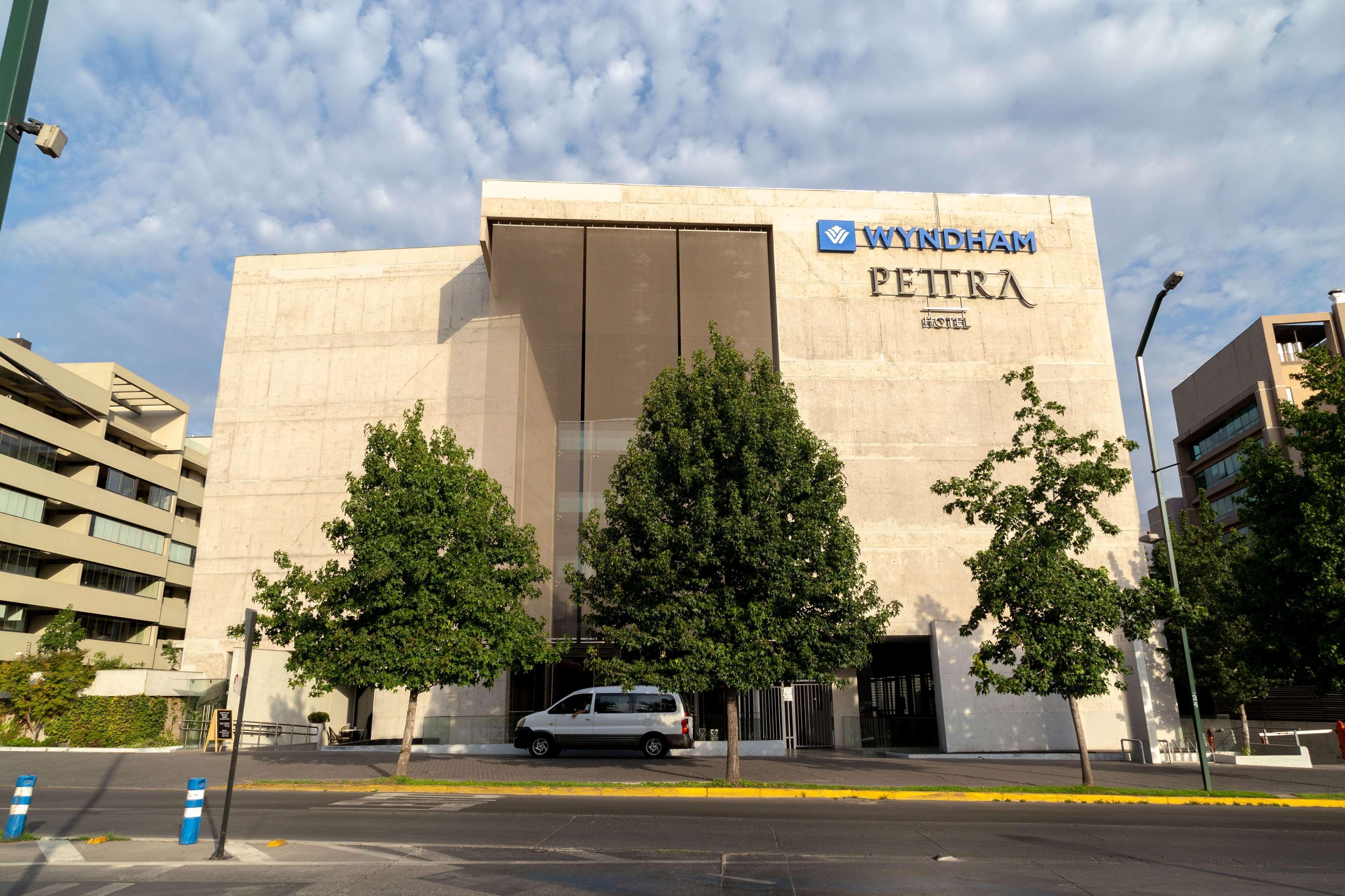 Wyndham Santiago Pettra Hotel Exterior photo