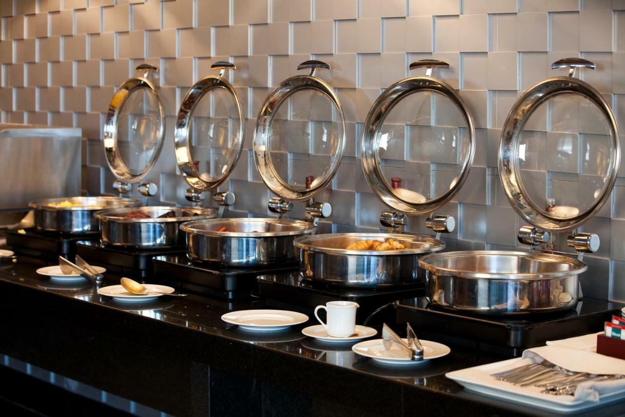 Wyndham Santiago Pettra Hotel Exterior photo A row of chafing dishes