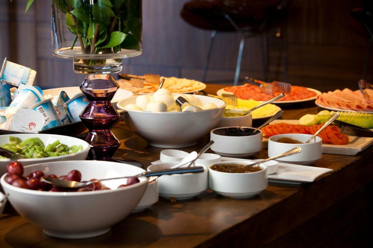 Wyndham Santiago Pettra Hotel Exterior photo A buffet