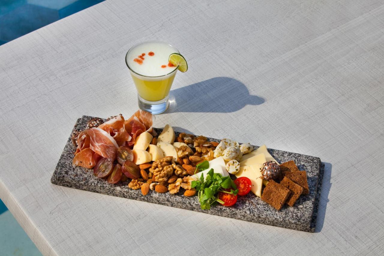 Wyndham Santiago Pettra Hotel Exterior photo A cheese platter with a cocktail